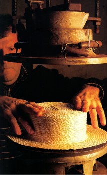 fabrication du chapeau avec les formes